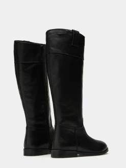 Bota de cano alto em pele