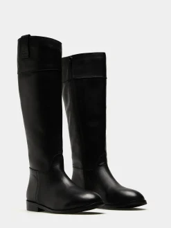 Bota de cano alto em pele