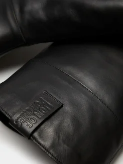 Bota de cano alto em pele