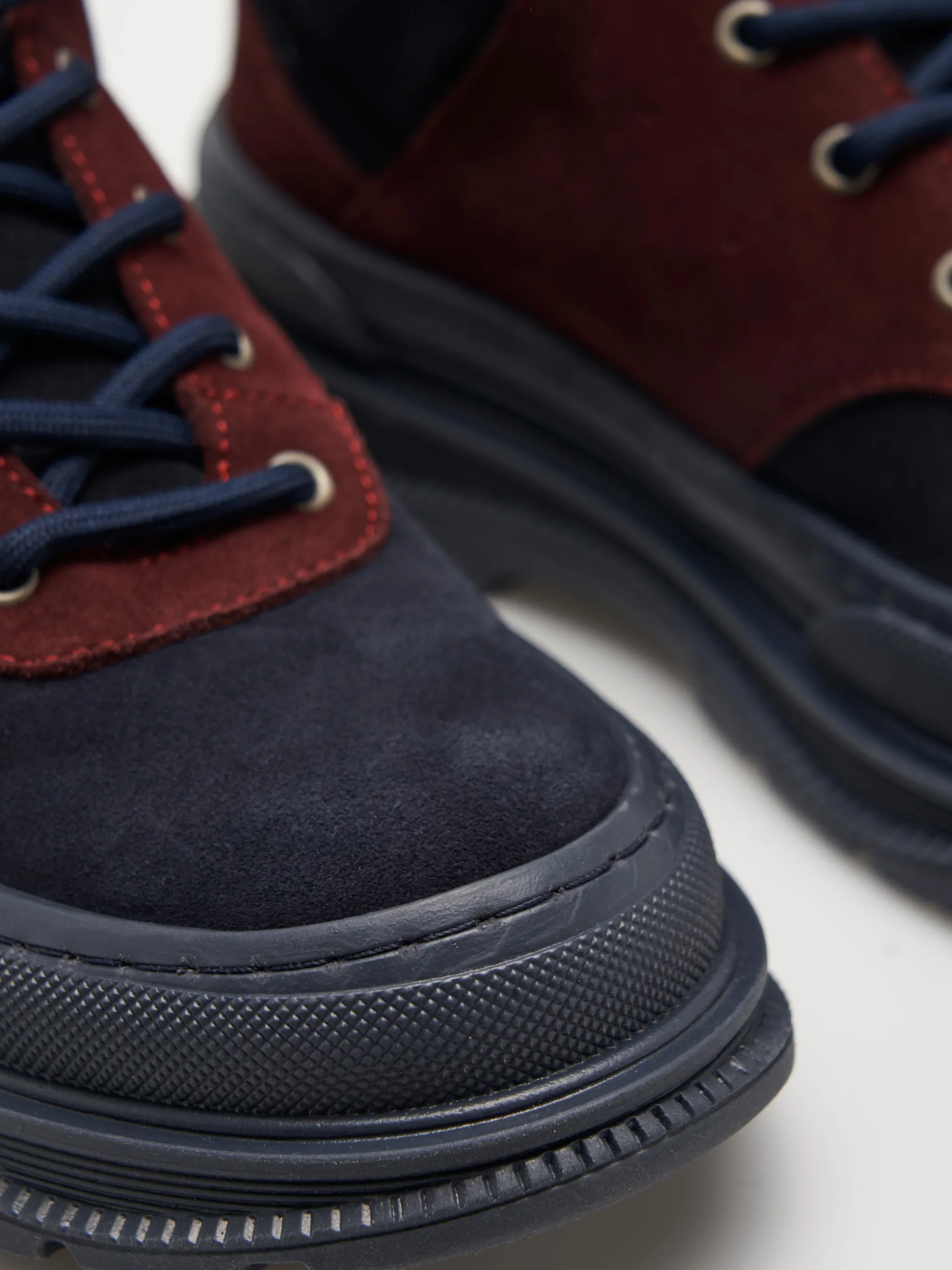 Botas bicolor com cordões em camurça