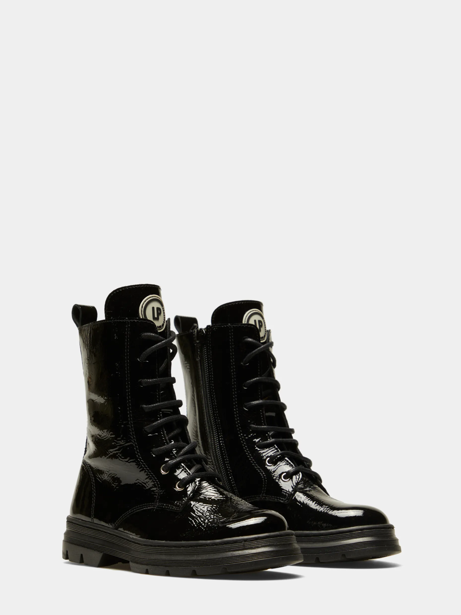 Botas de verniz com cordões