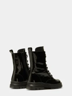 Botas de verniz com cordões