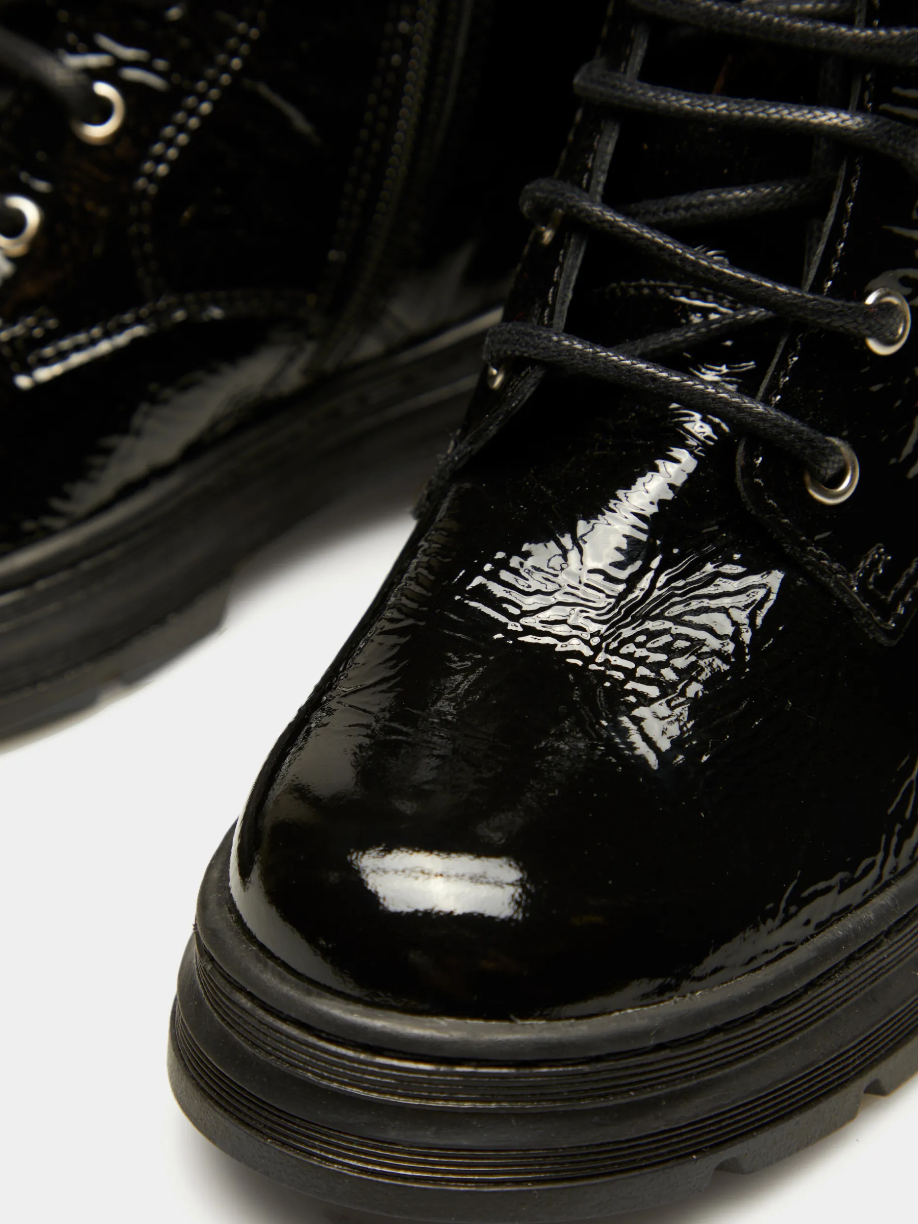 Botas de verniz com cordões