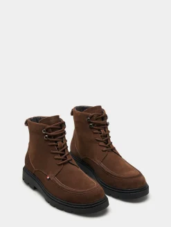 Botas em camurça com cordões