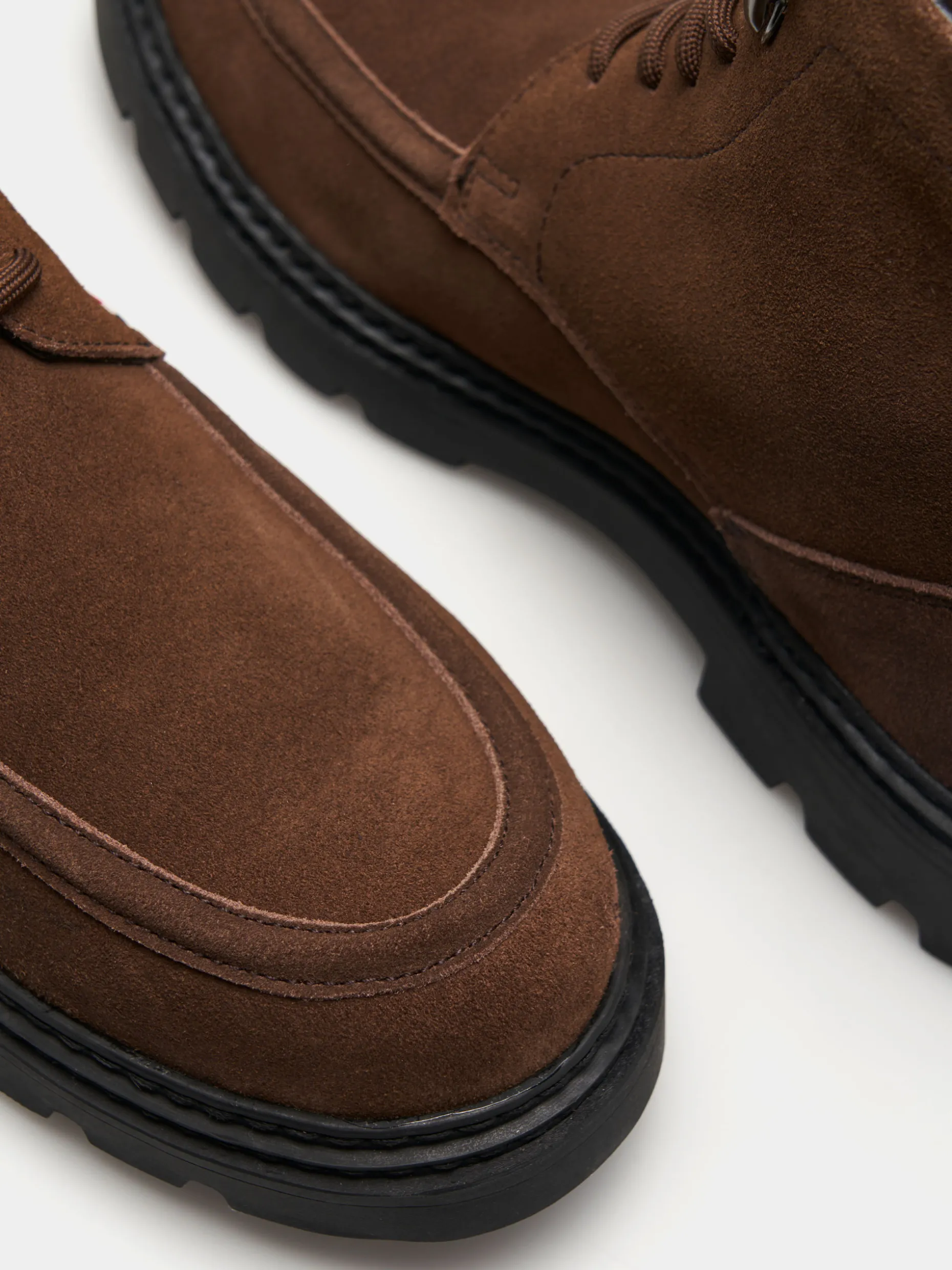 Botas em camurça com cordões