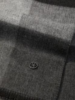 Cachecol com padrão de quadrados