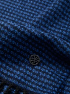 Cachecol com padrão geométrico