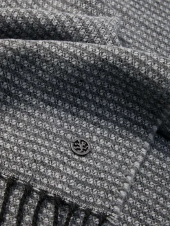 Cachecol com padrão geométrico