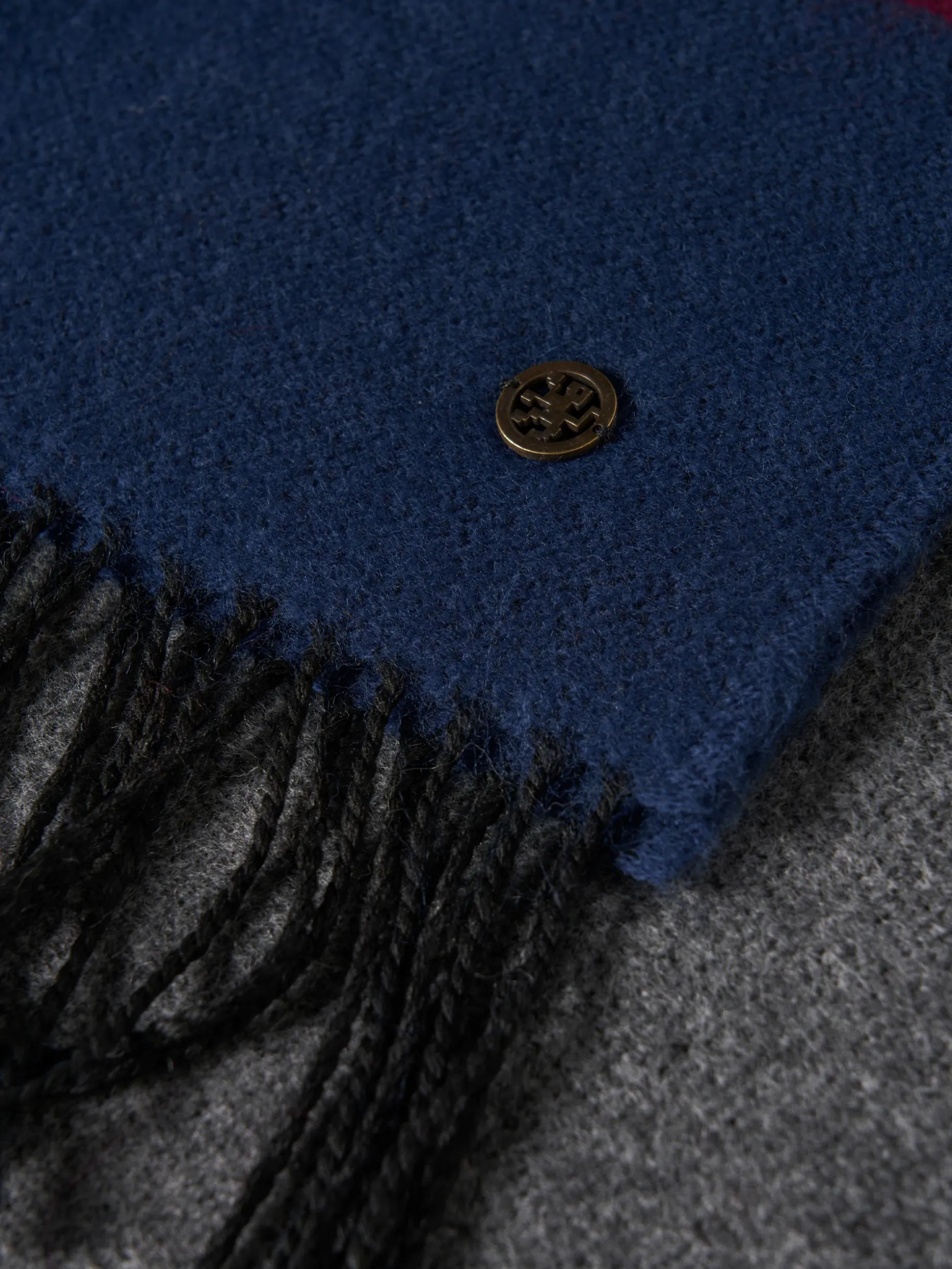 Cachecol tricolor com franjas