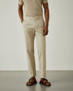 Calças chino em sarja com pregas