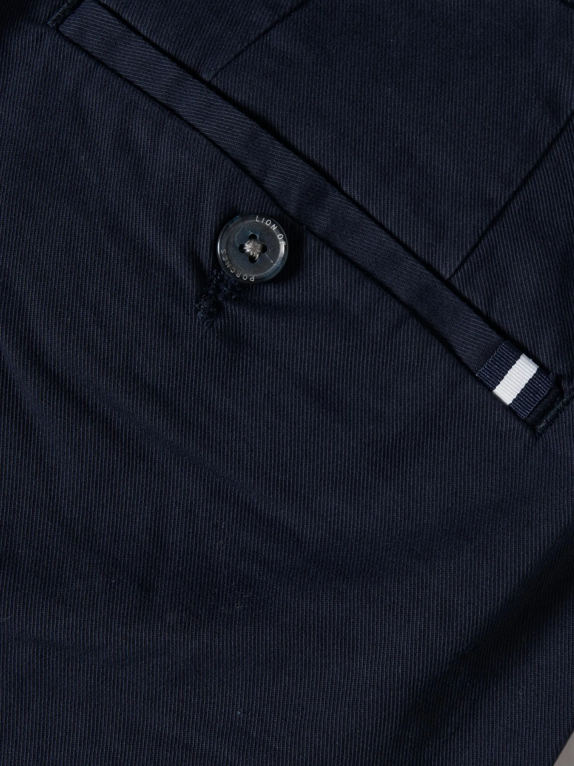 Calças chino em sarja com pregas