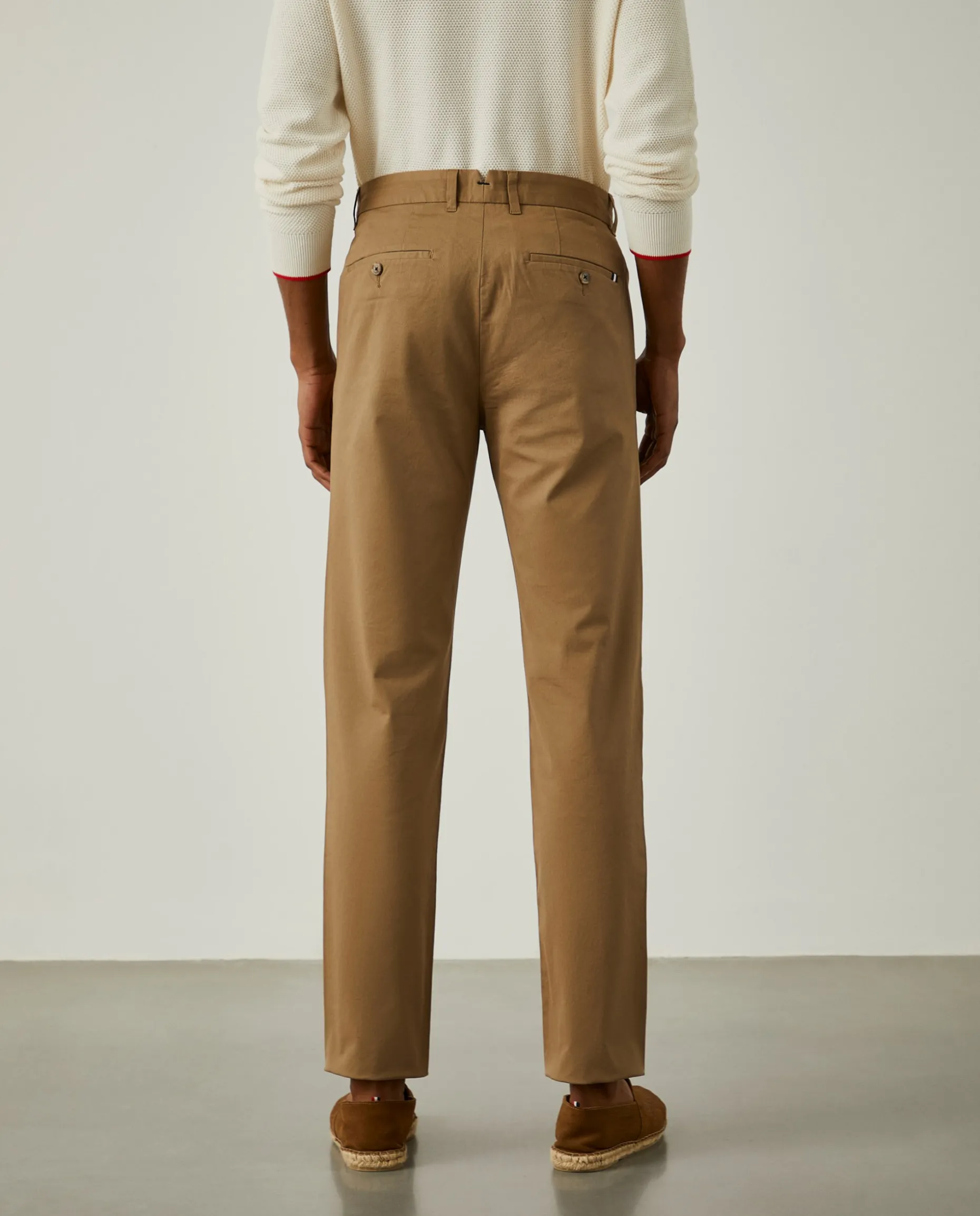 Calças chino em sarja com pregas