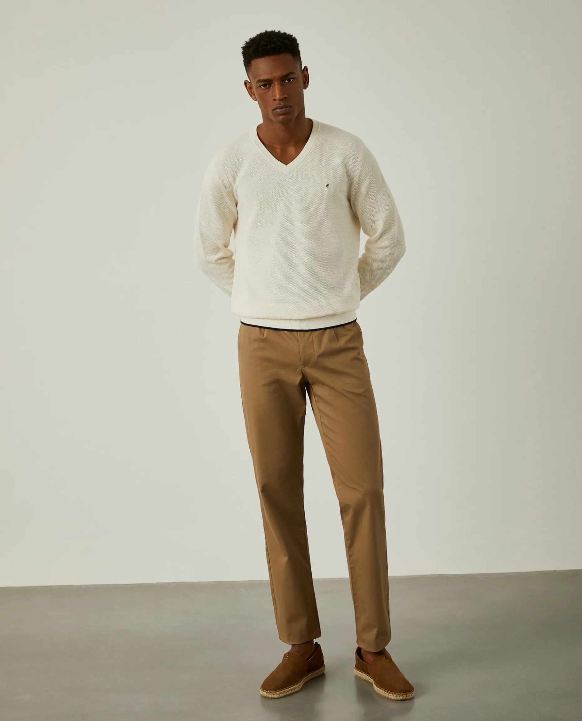 Calças chino em sarja com pregas