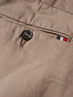 Calças chino regular fit com pregas