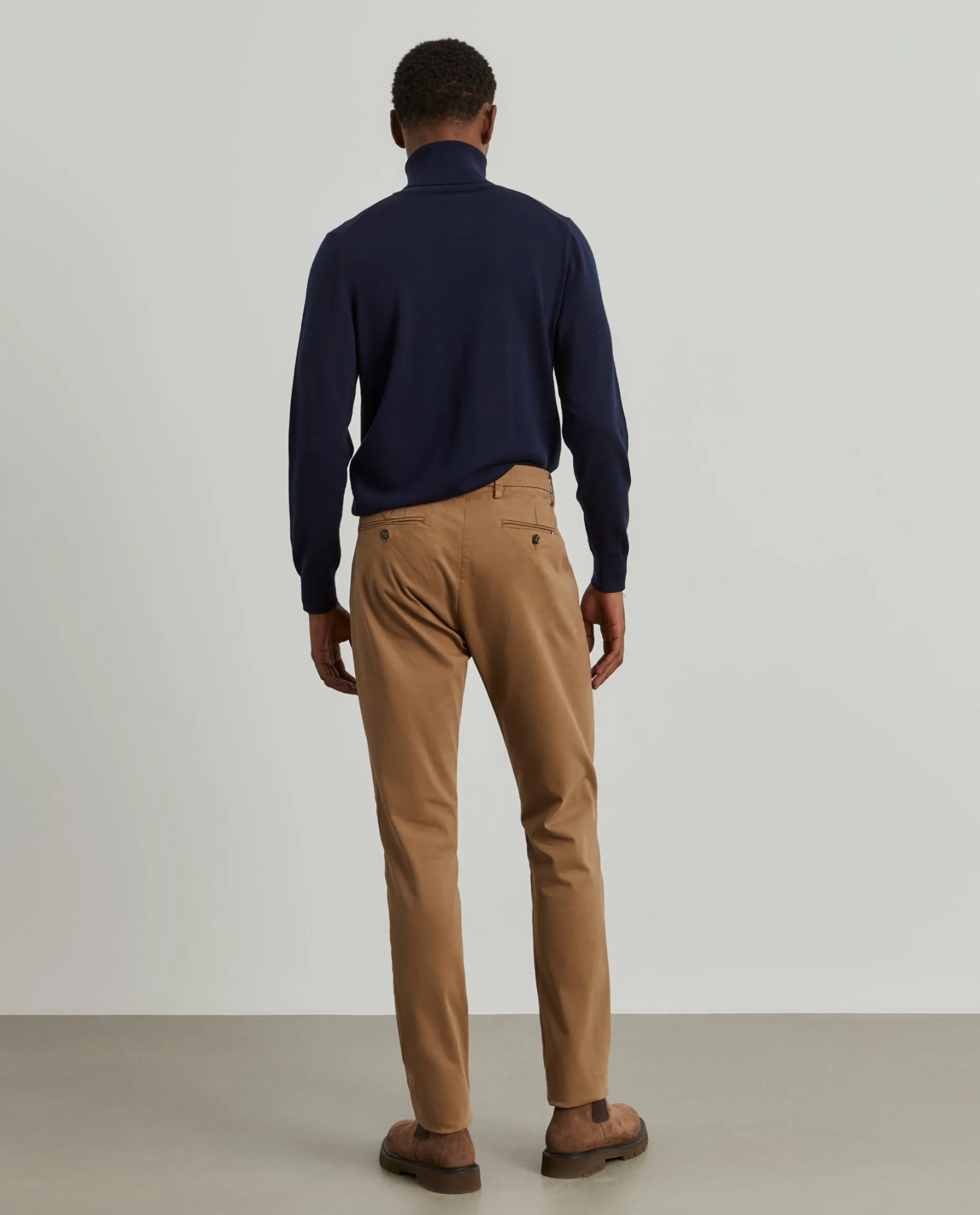 Calças chino regular fit com pregas