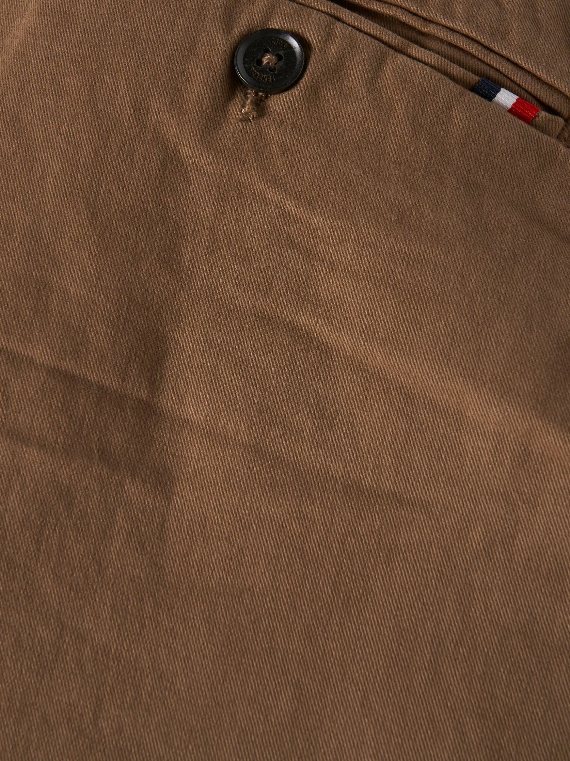 Calças chino regular fit com pregas