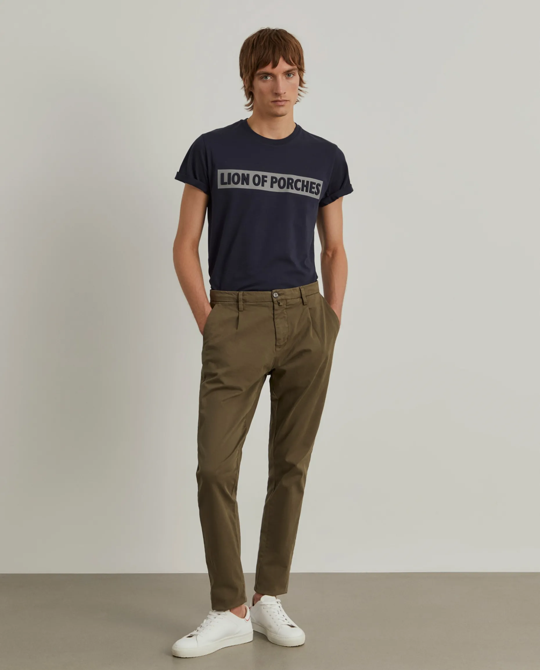 Calças chino regular fit com pregas