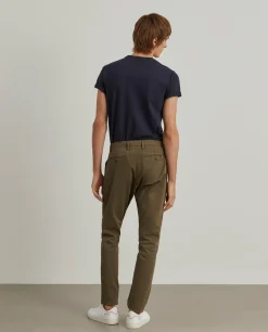 Calças chino regular fit com pregas