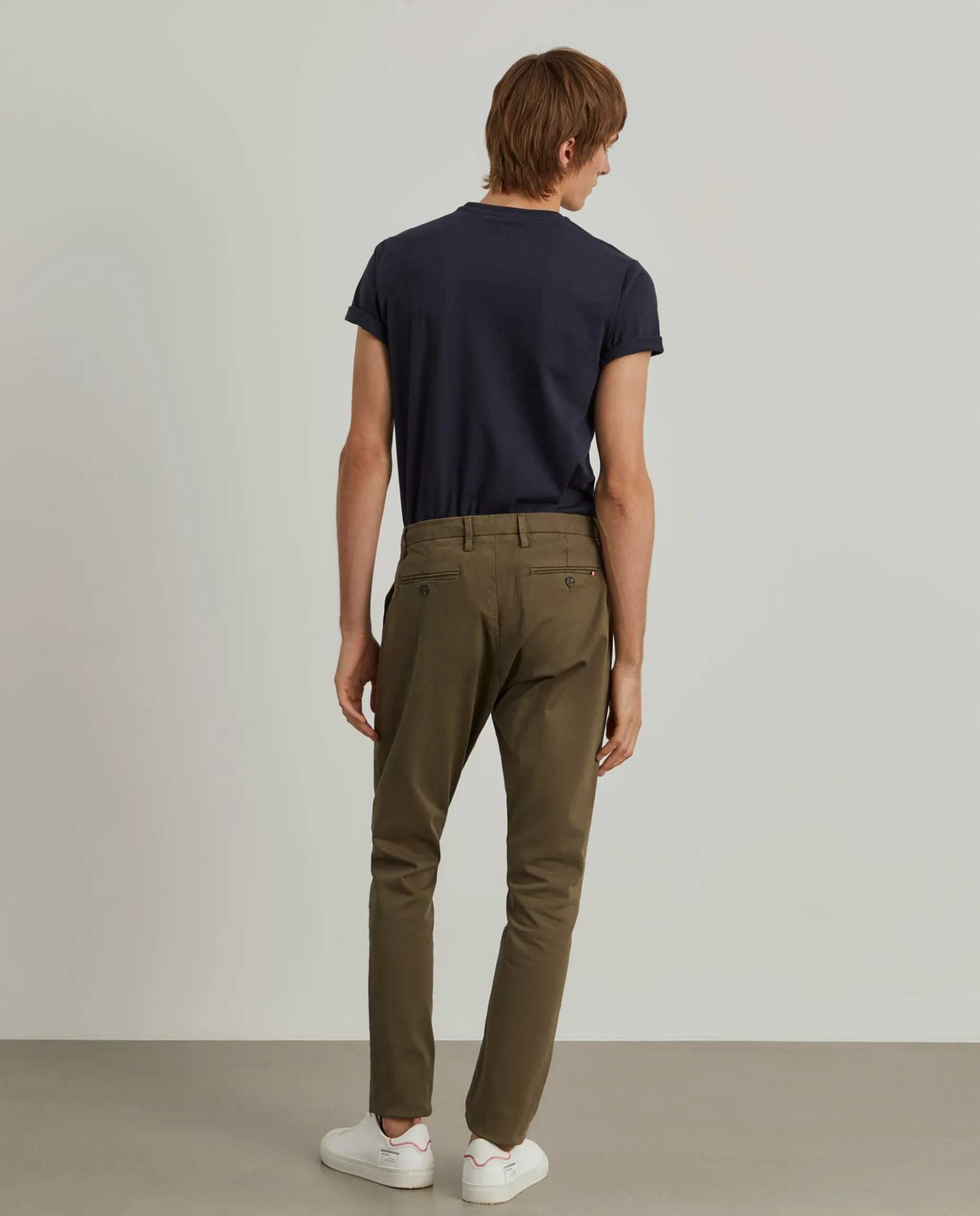 Calças chino regular fit com pregas