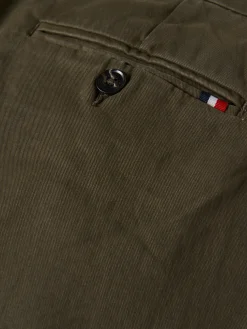 Calças chino regular fit com pregas