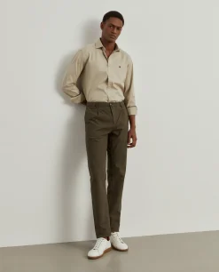 Calças chino regular fit com pregas