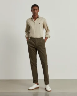 Calças chino regular fit com pregas