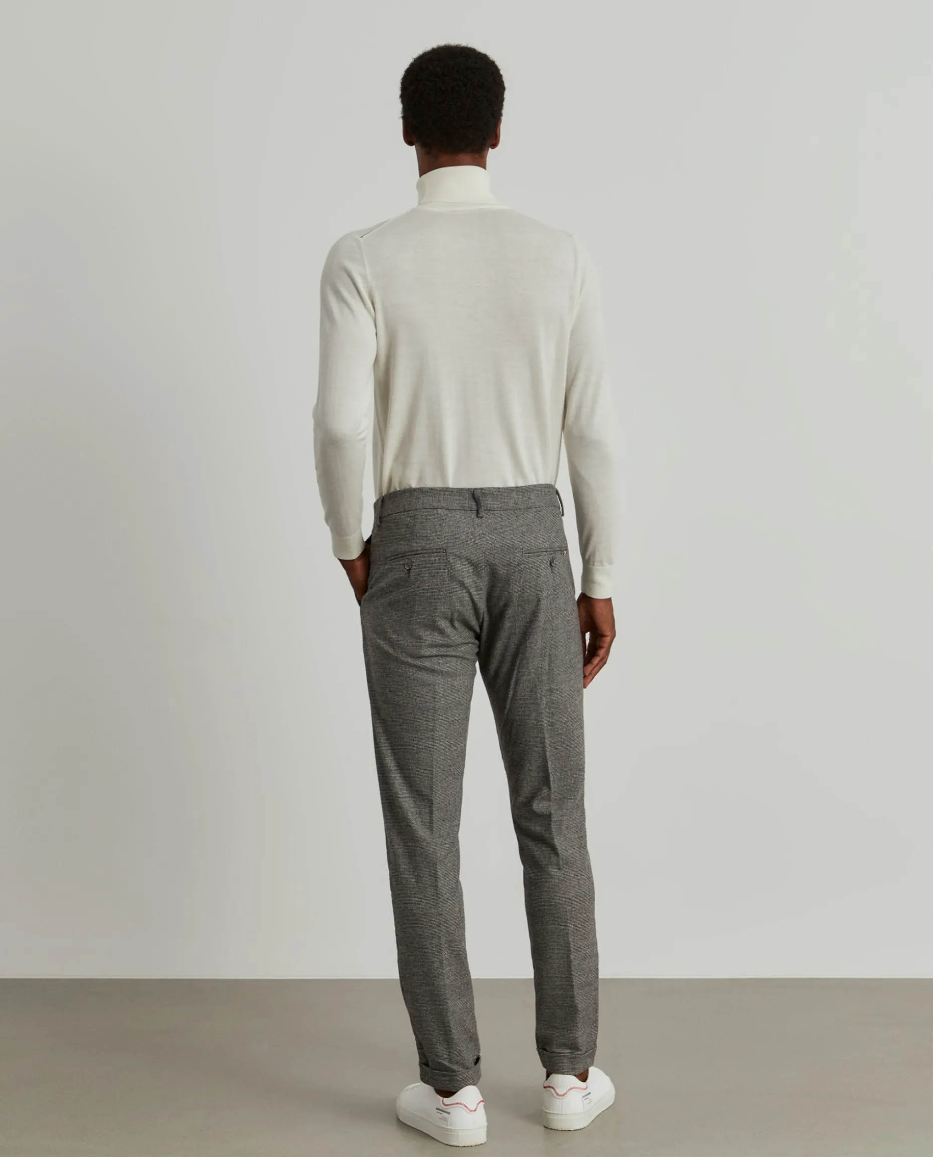 Calças chino regular fit com micro padrão