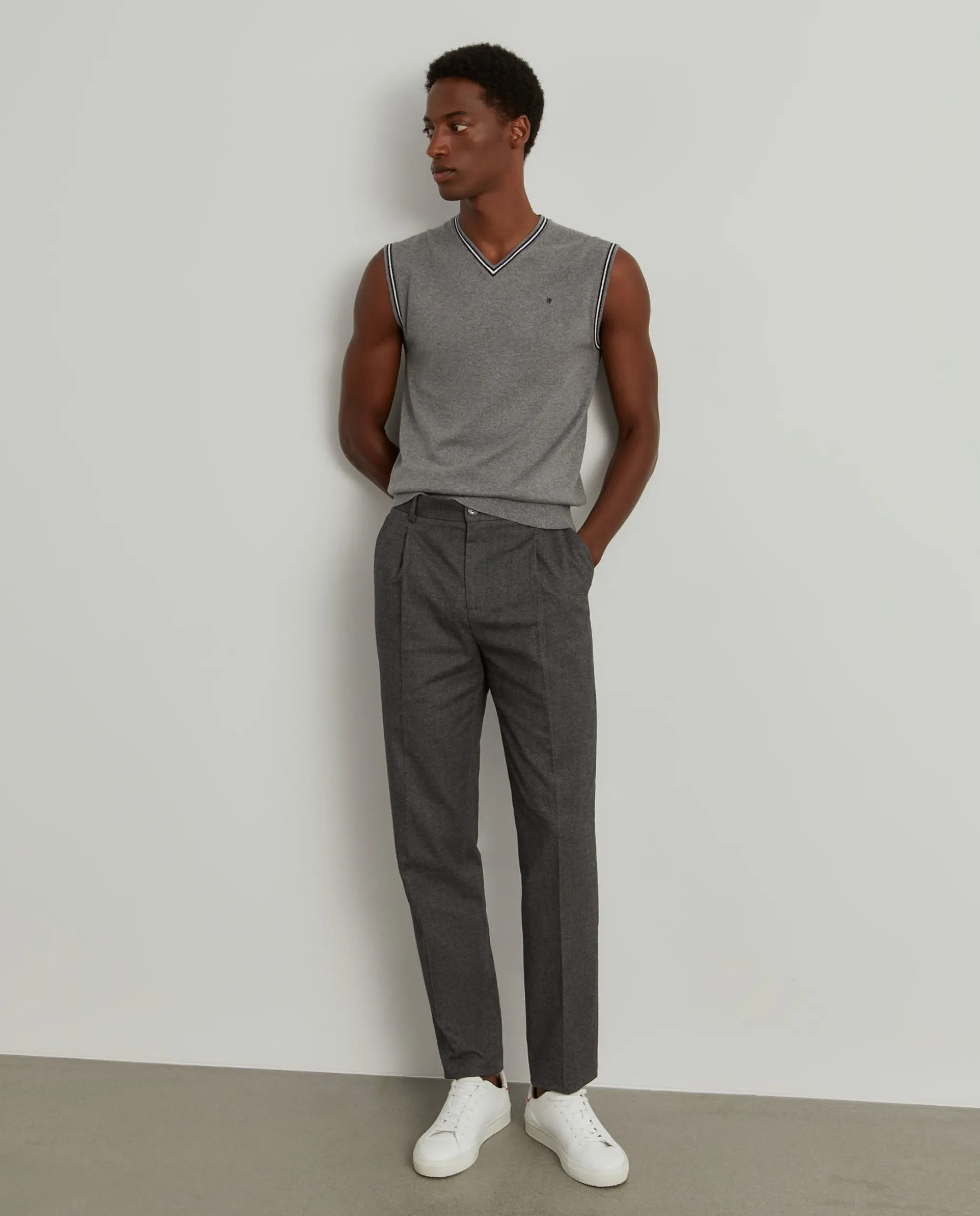 Calças chino regular fit com cordão