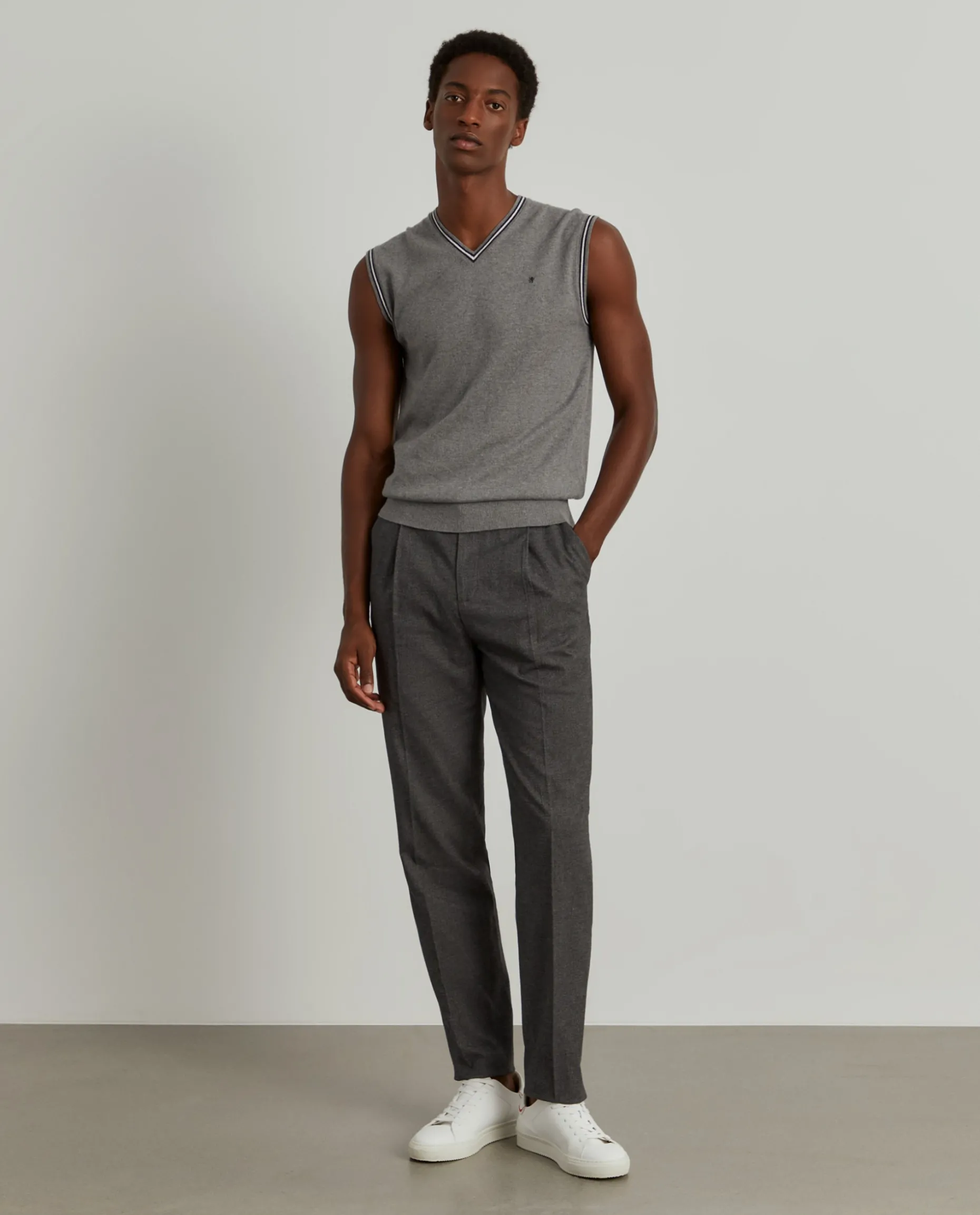 Calças chino regular fit com cordão