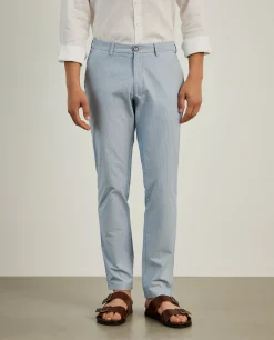 Calças chino slim fit padrão de riscas