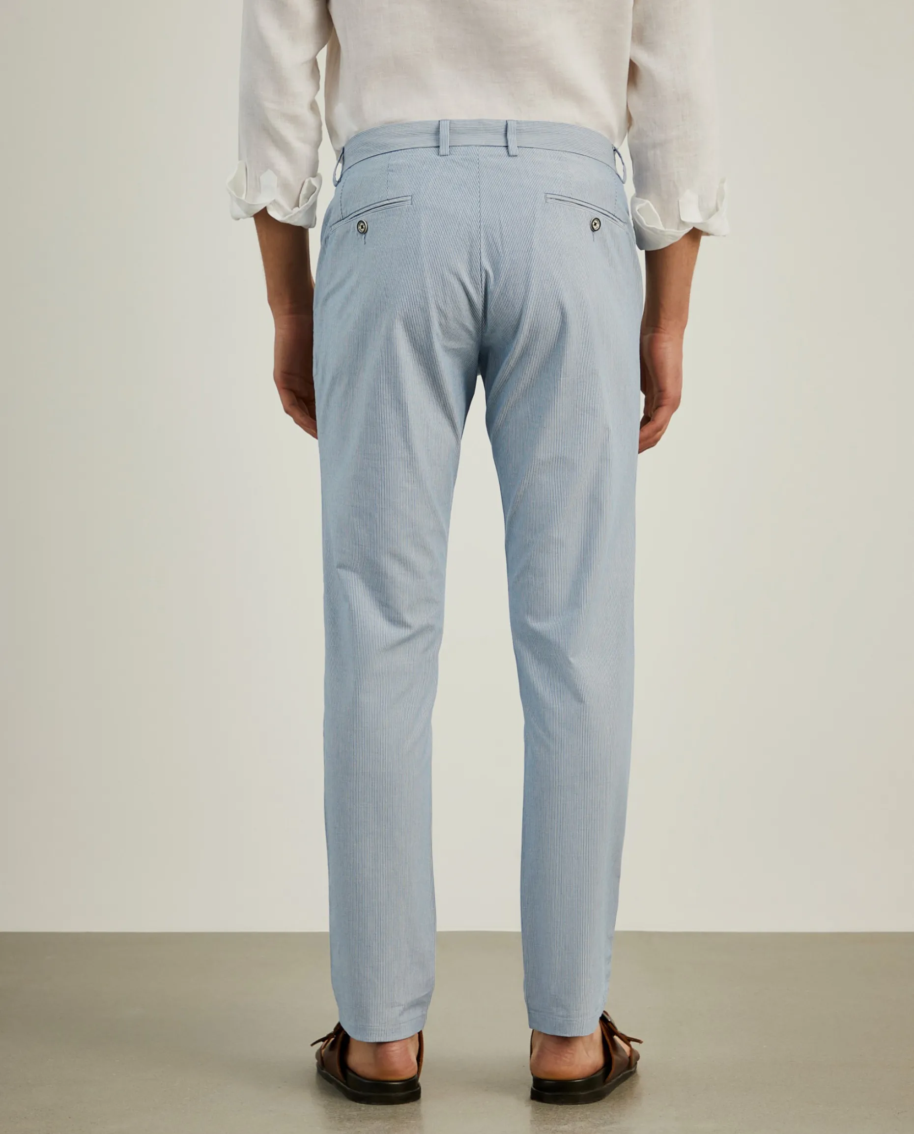 Calças chino slim fit padrão de riscas