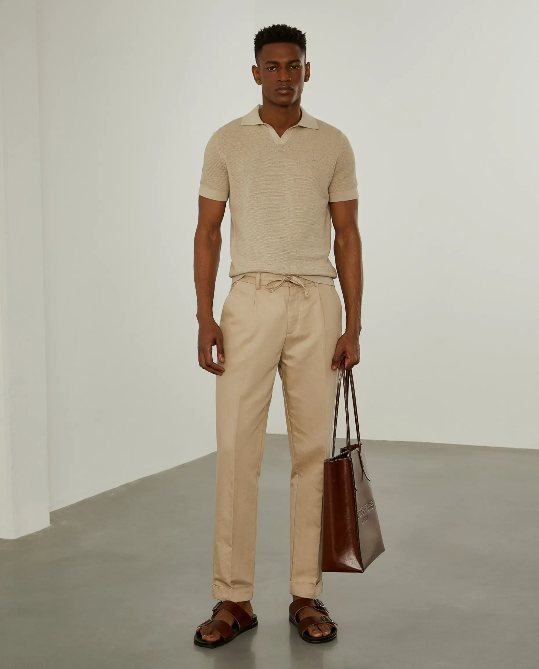 Calças com pregas e cordão