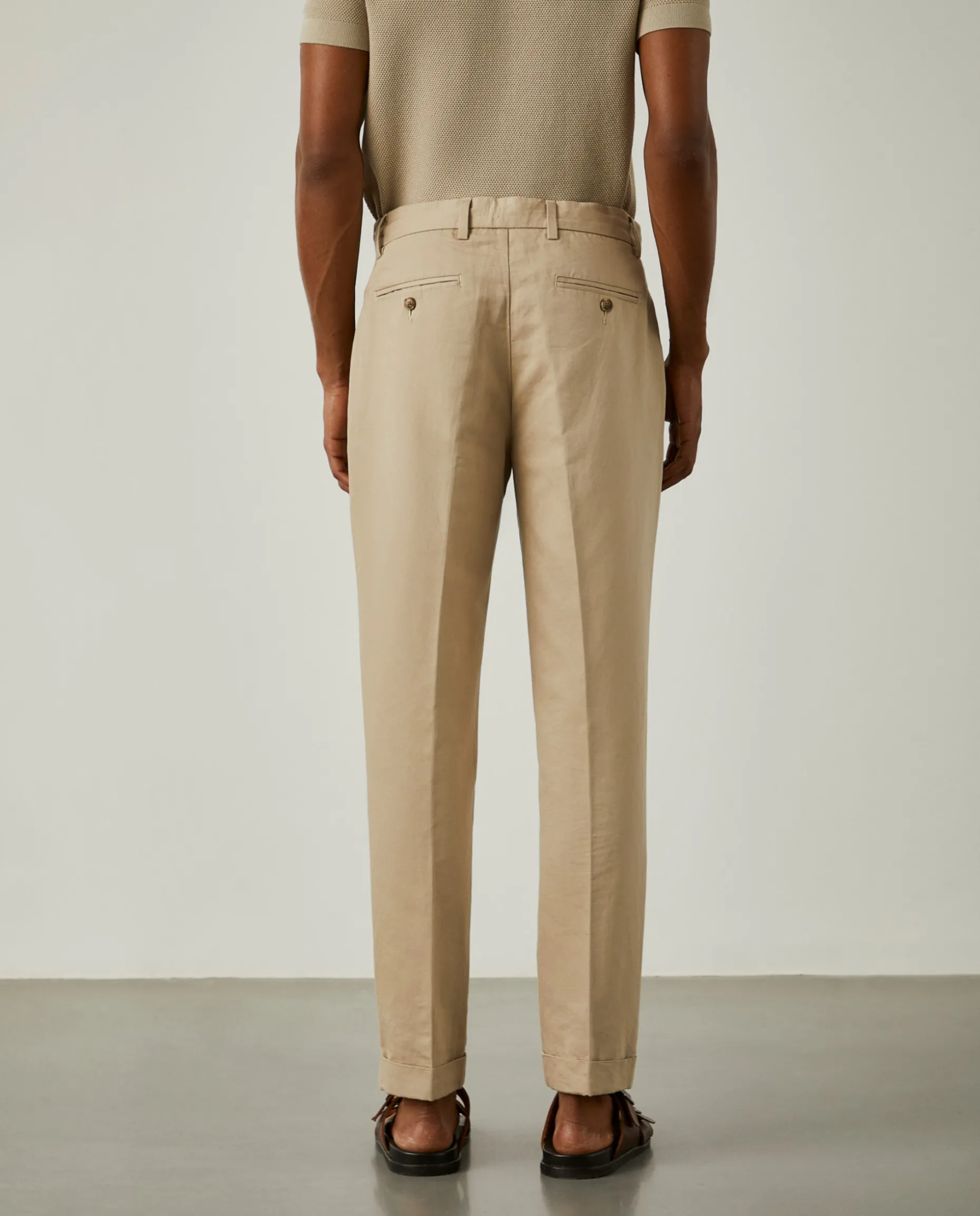 Calças com pregas e cordão