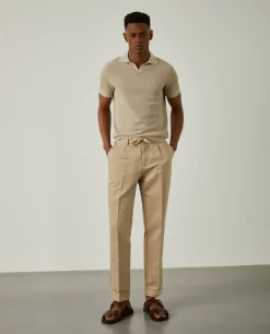 Calças com pregas e cordão