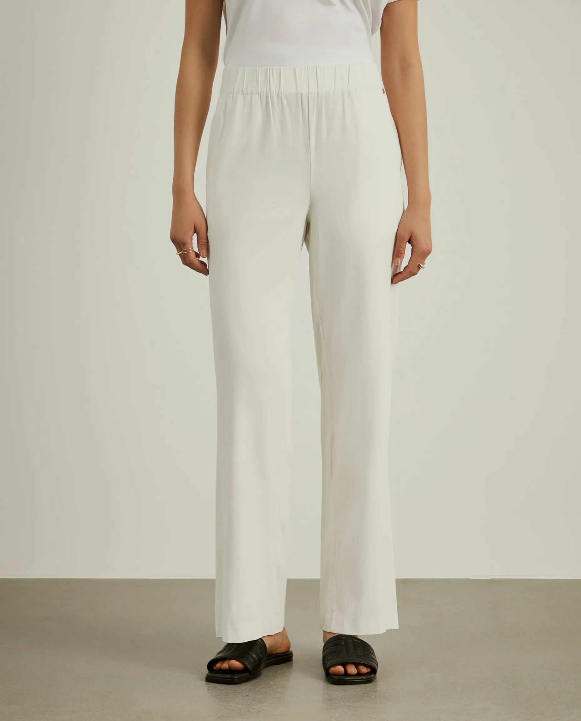 Calças de corte direito com cintura elástica