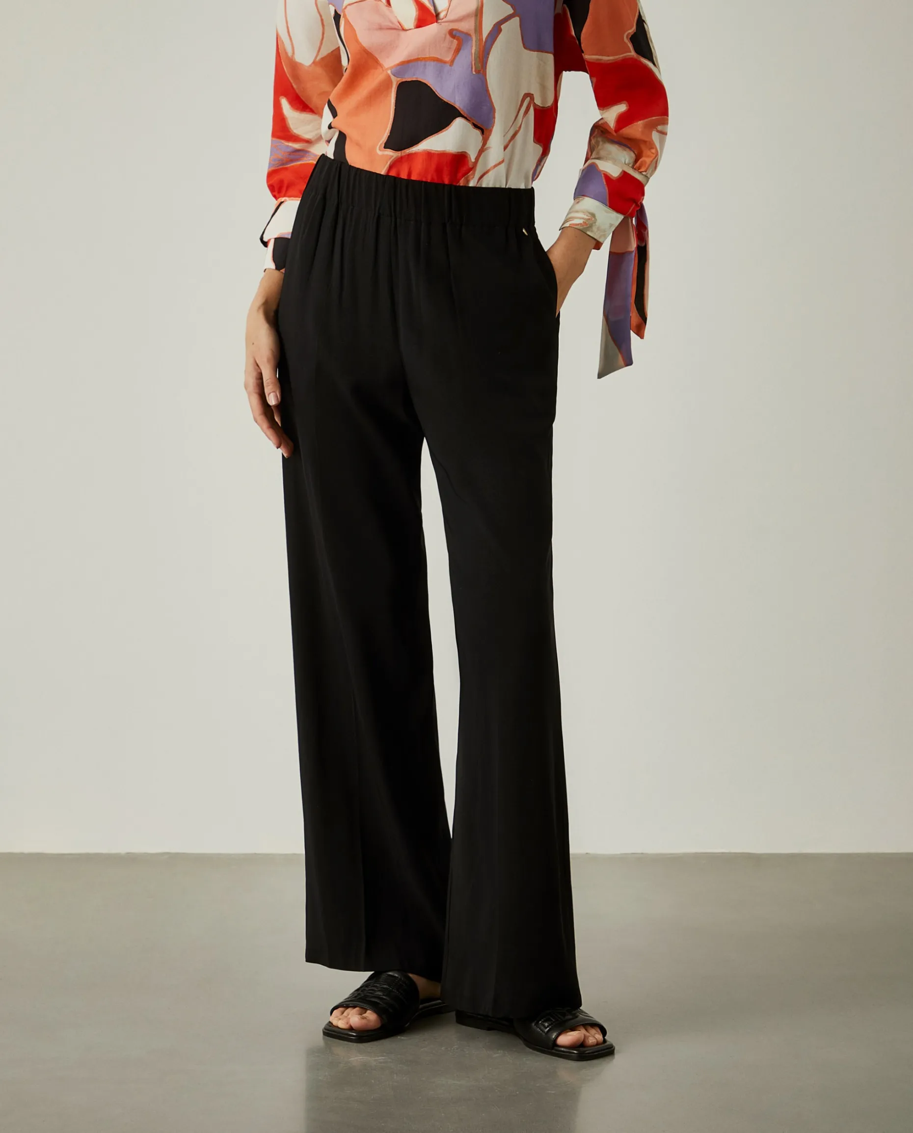 Calças de corte direito com cintura elástica