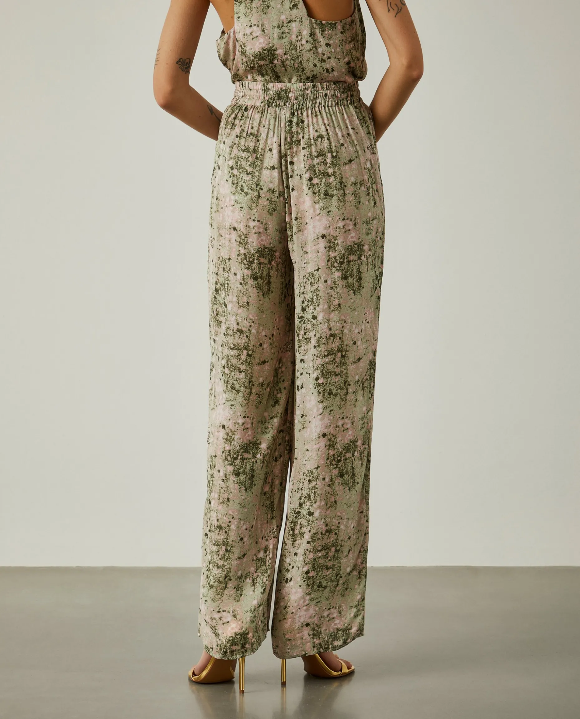 Calças de perna larga com padrão abstrato