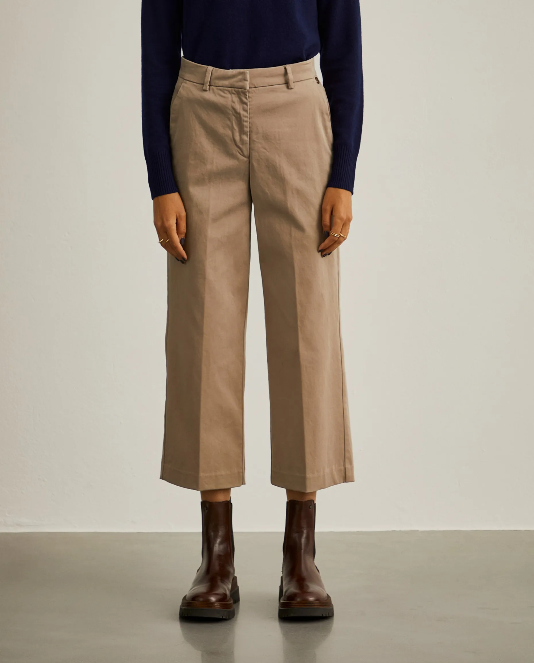 Calças de perna larga curtas em algodão