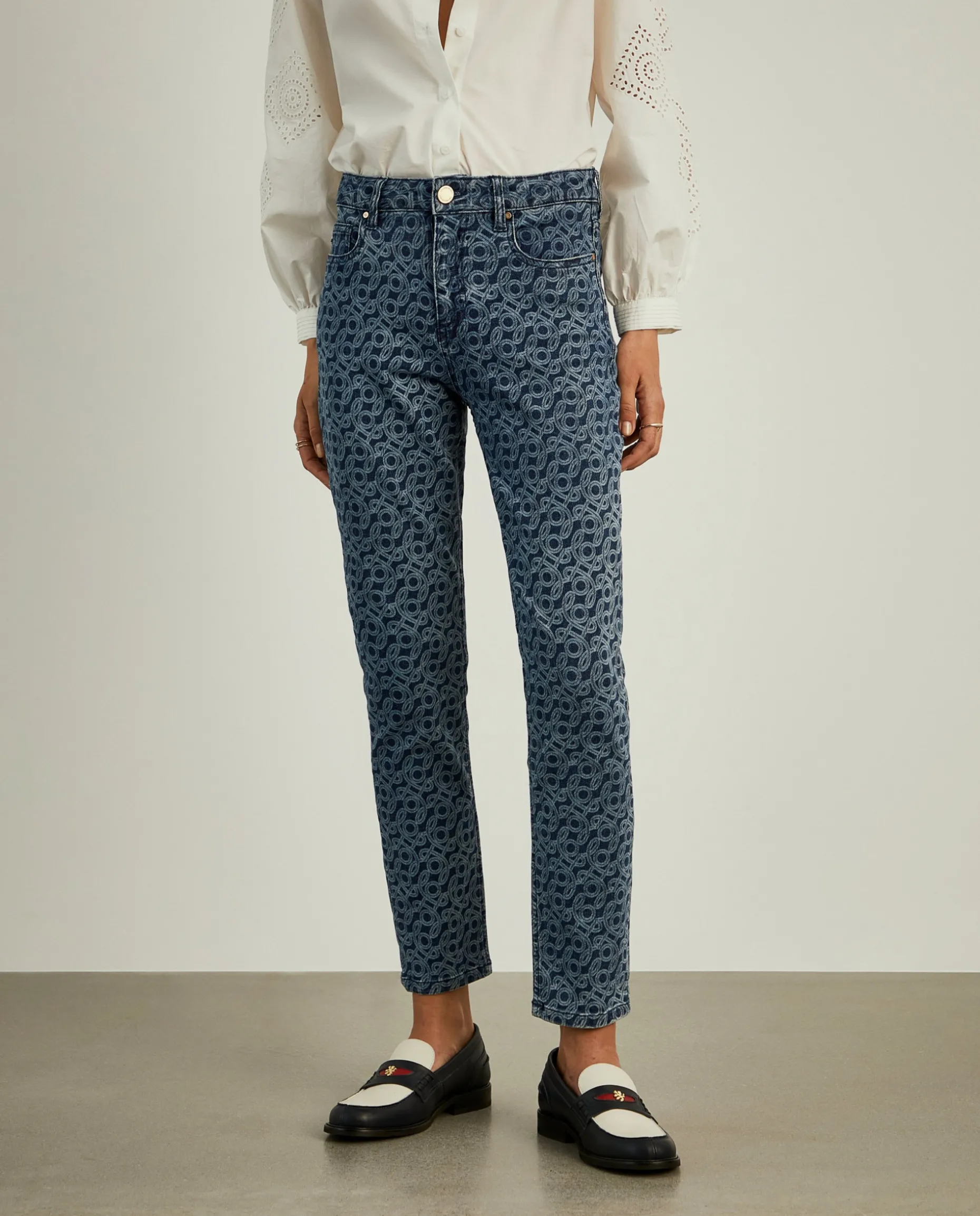 Calças denim regular fit com monograma