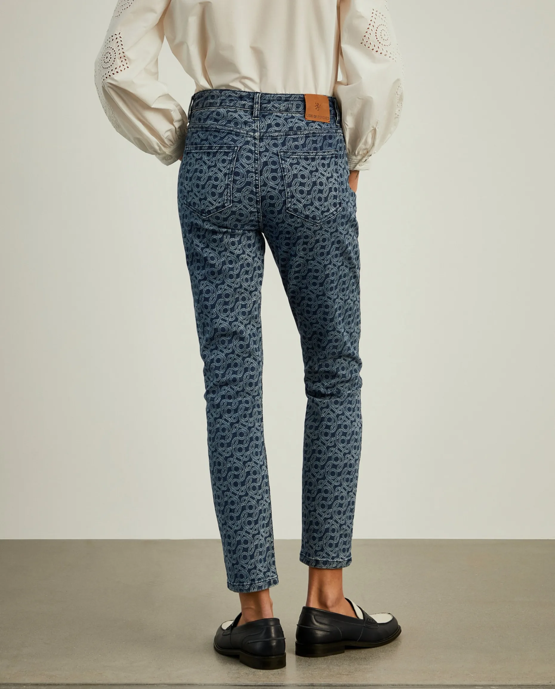 Calças denim regular fit com monograma