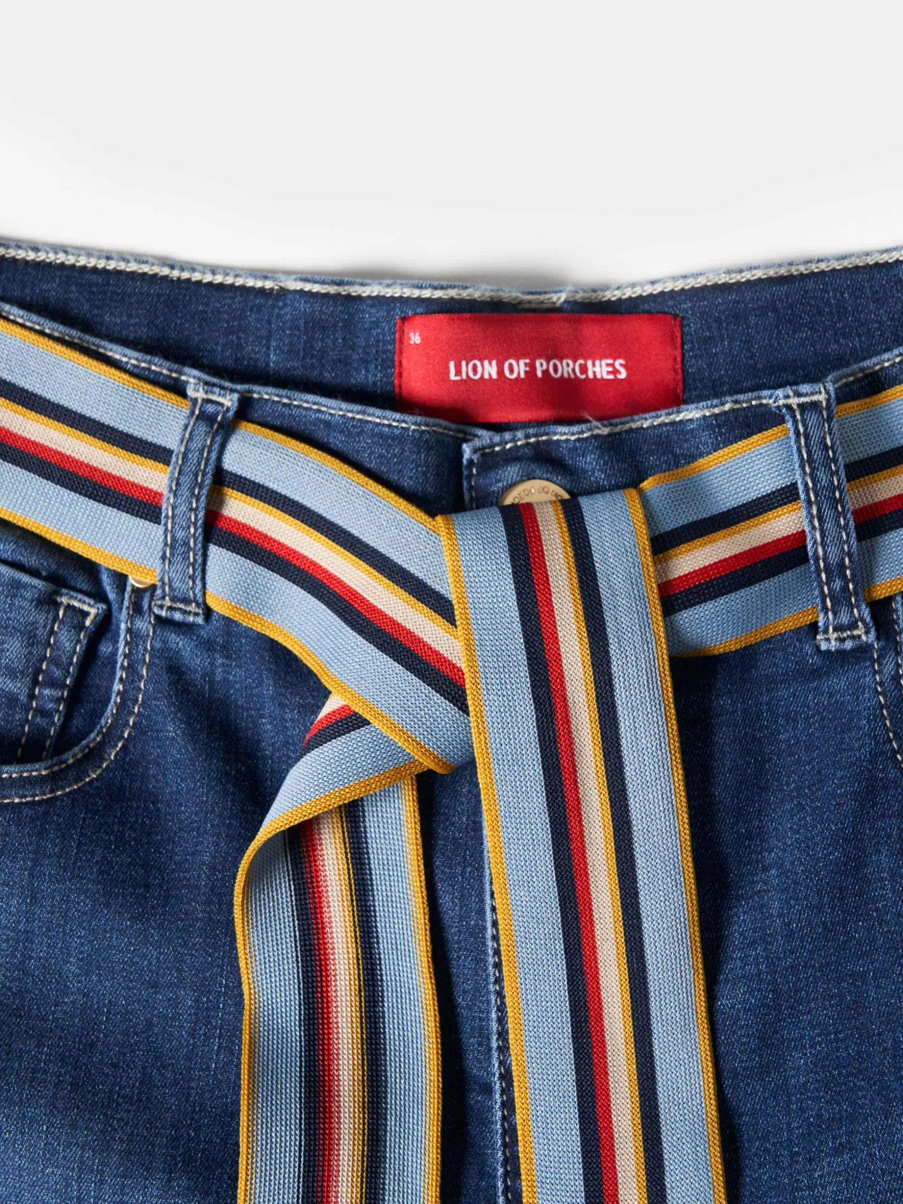 Calças denim regular fit com cinto