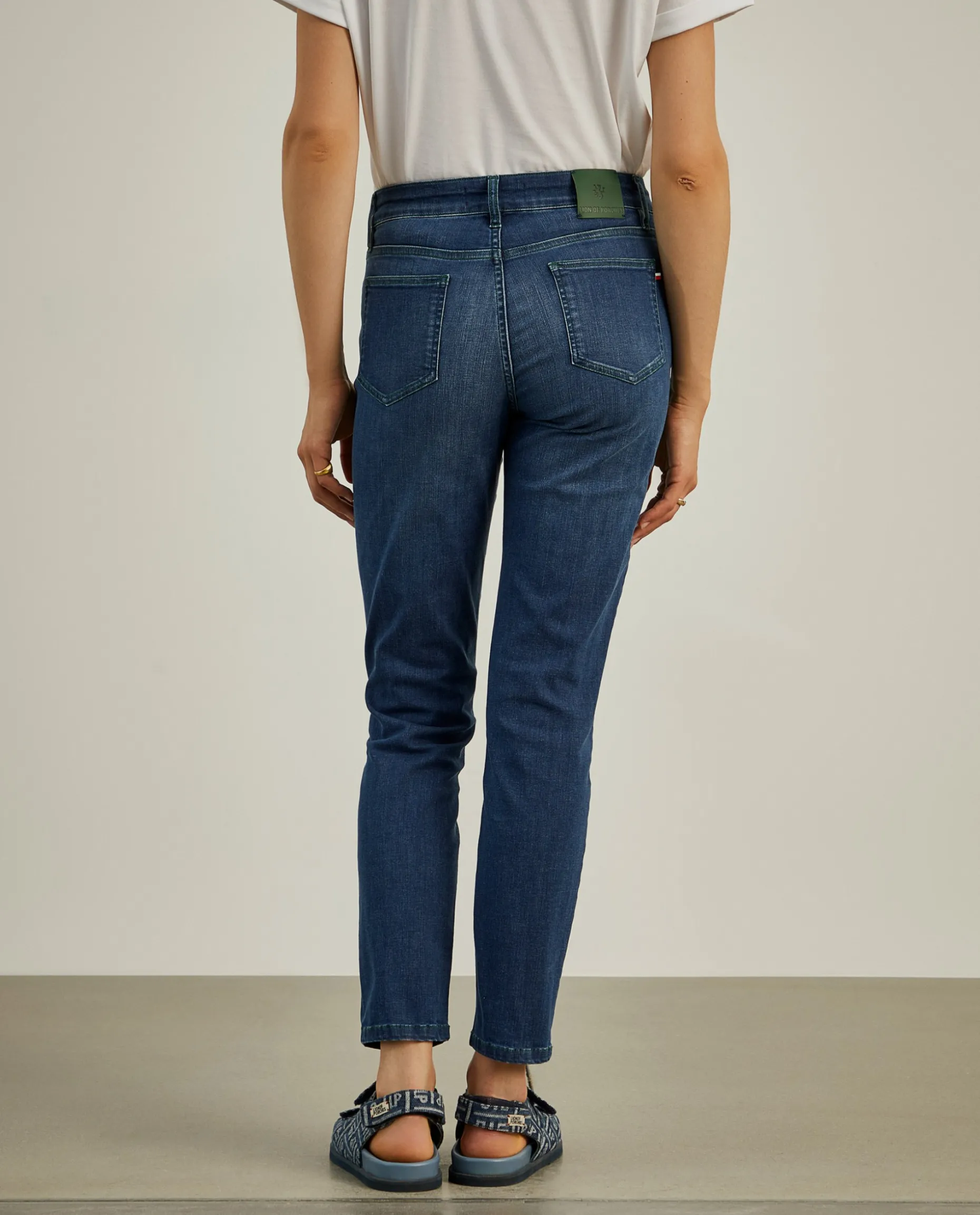 Calças denim regular fit de lavagem escura