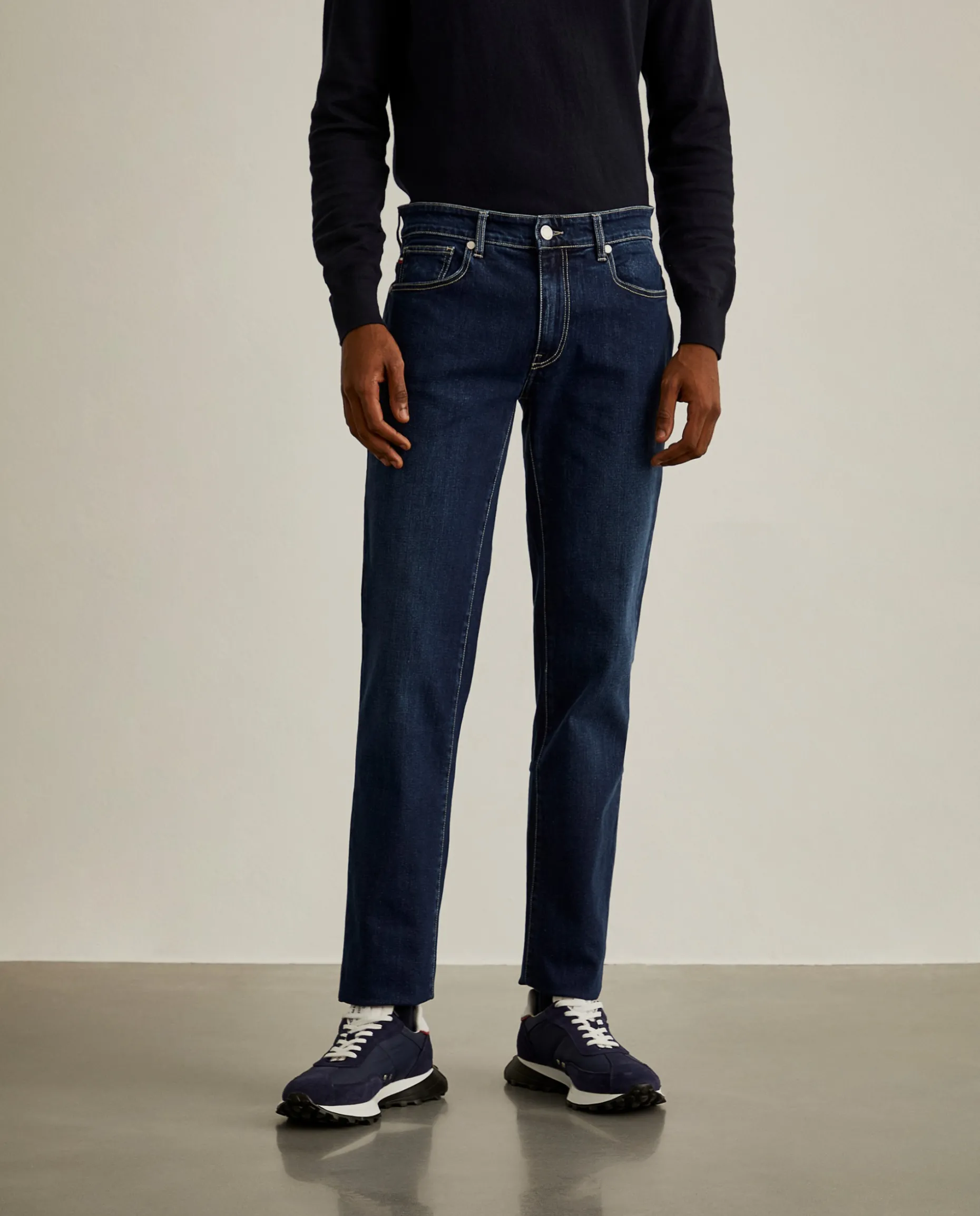 Calças denim regular fit lavagem escura