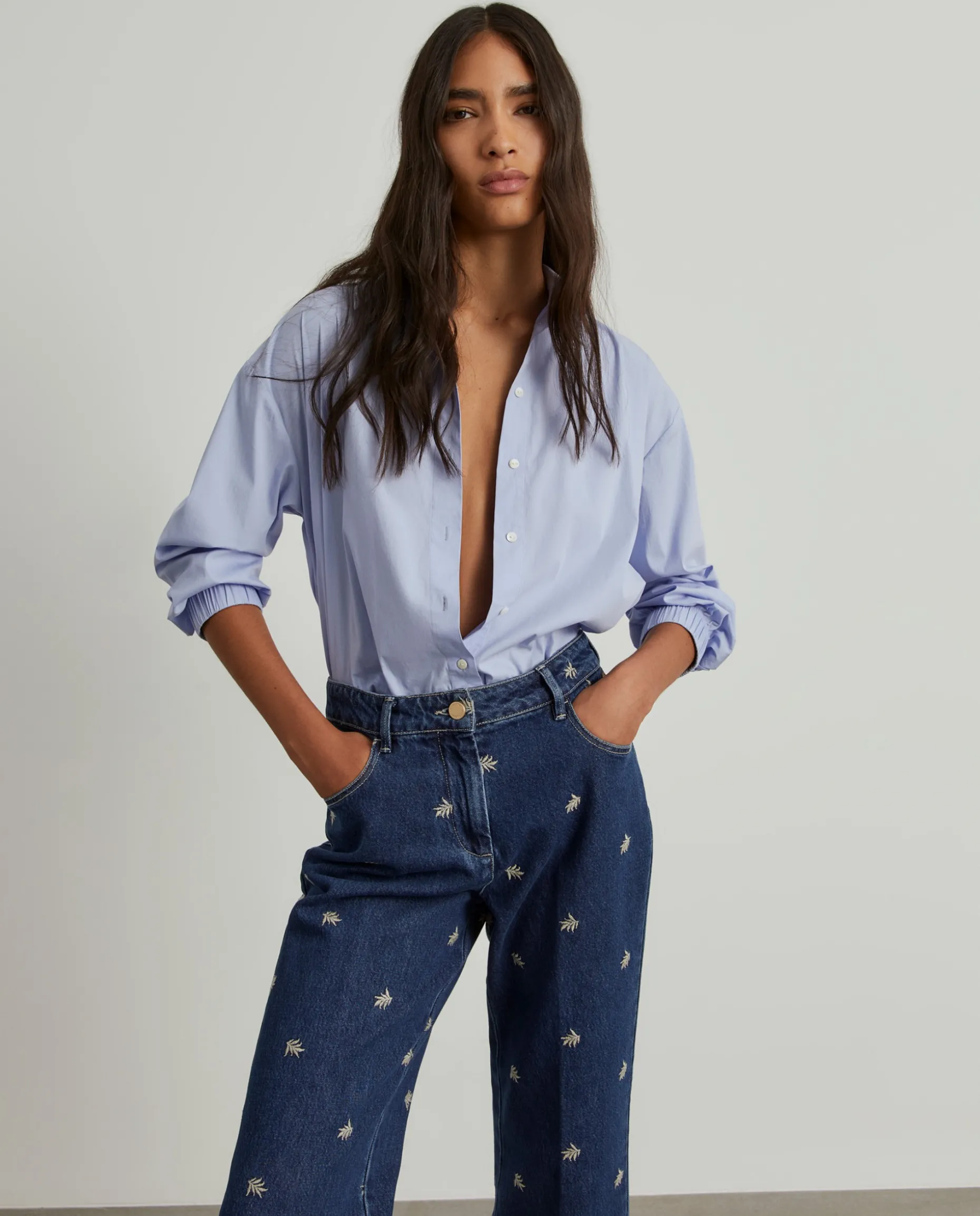 Calças denim wide leg com bordados