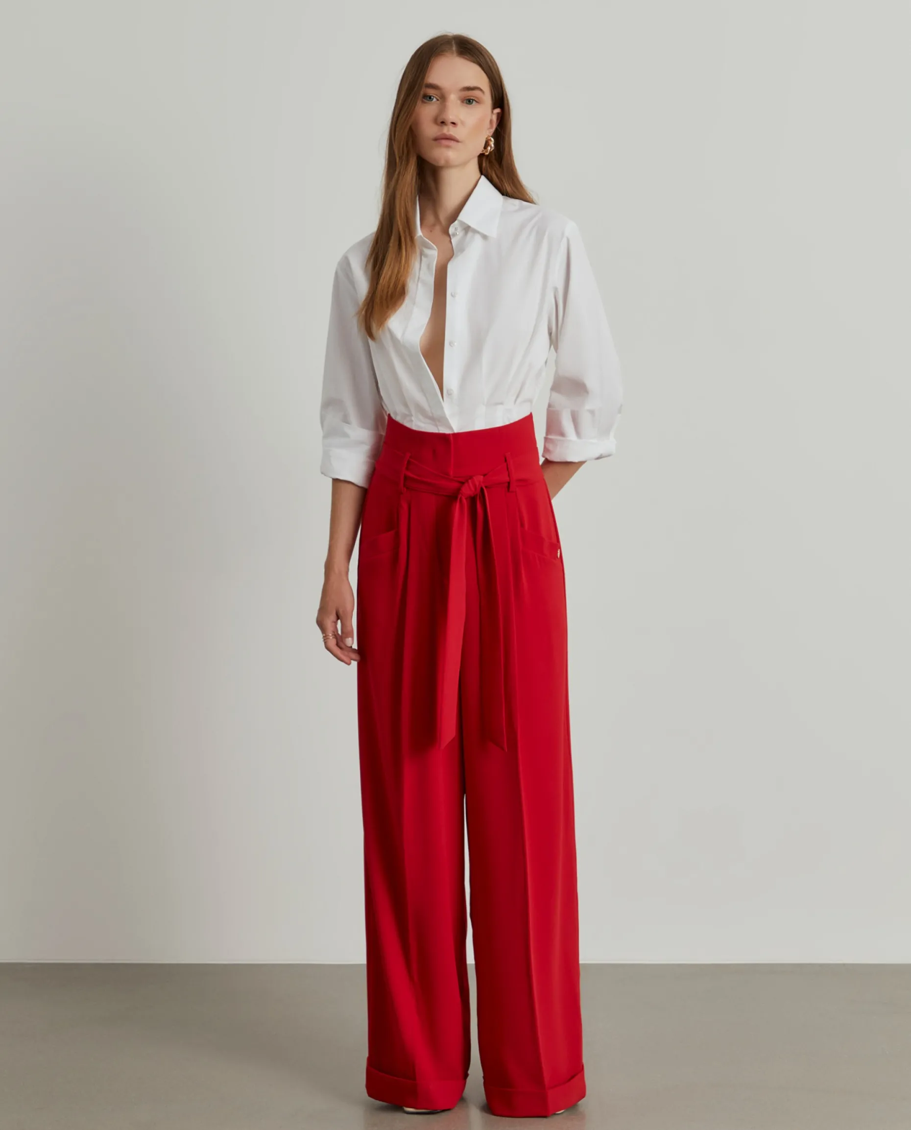 Calças pantalona com cinto