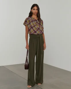 Calças pantalona com cinto