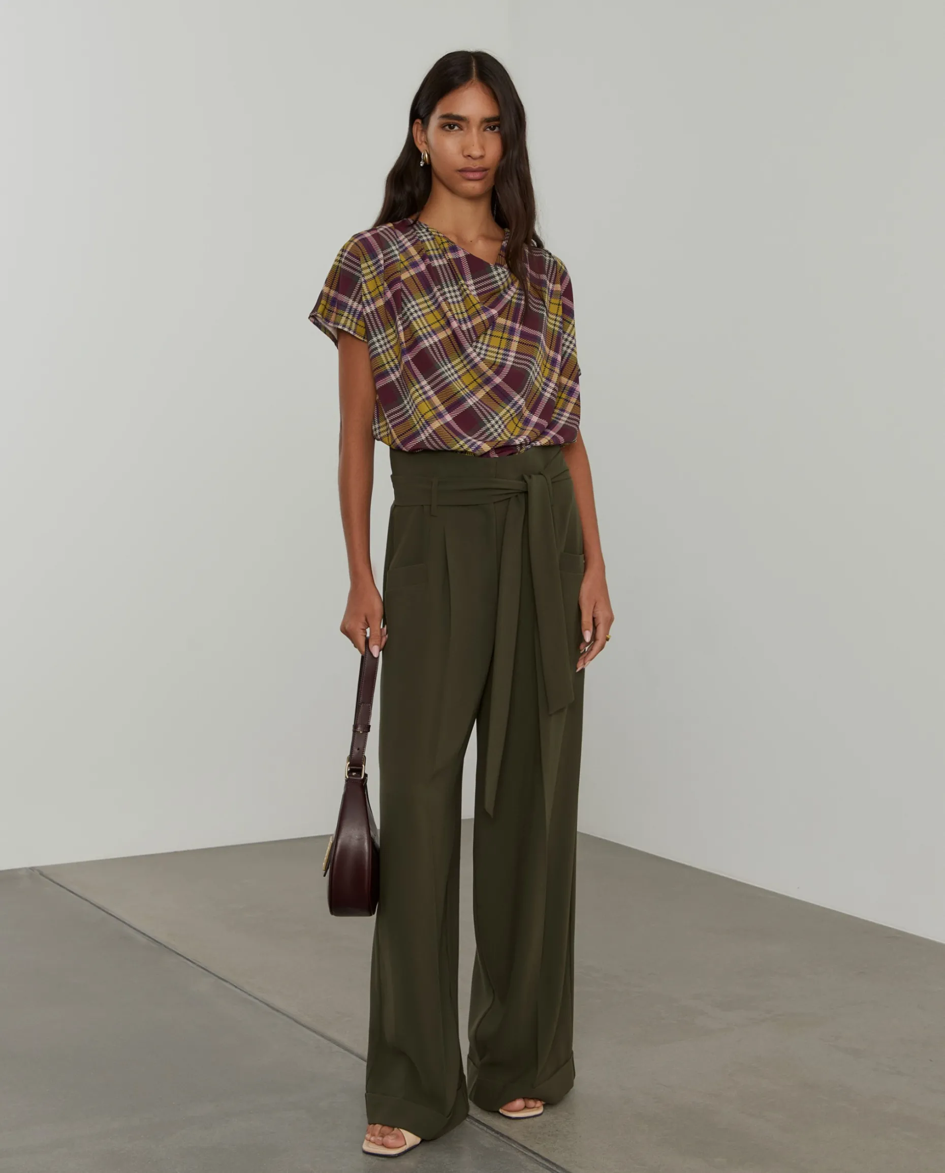 Calças pantalona com cinto