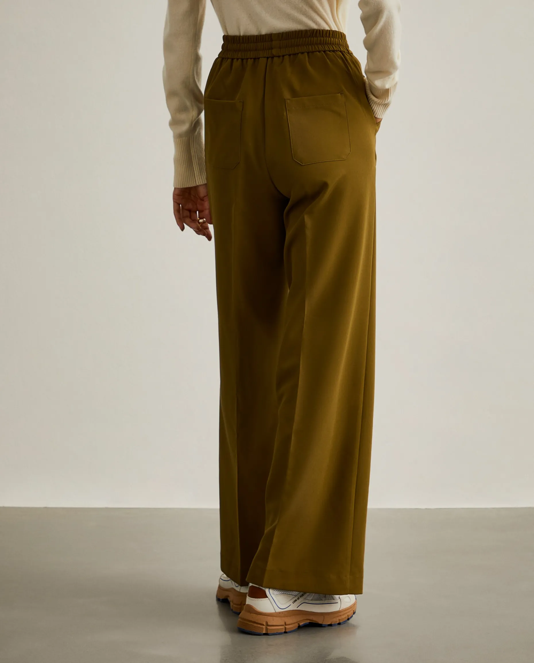 Calças pantalona com elástico na cintura