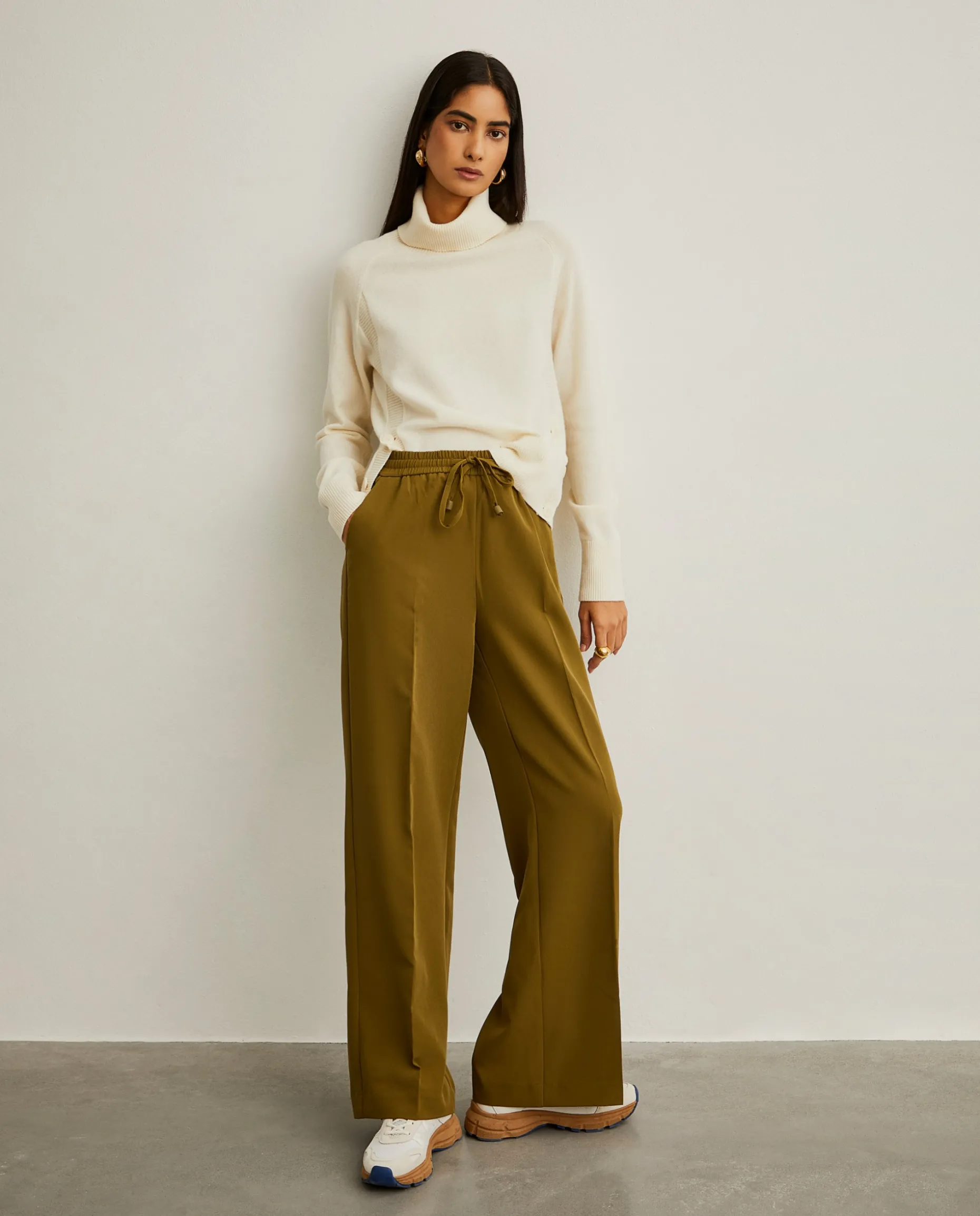 Calças pantalona com elástico na cintura