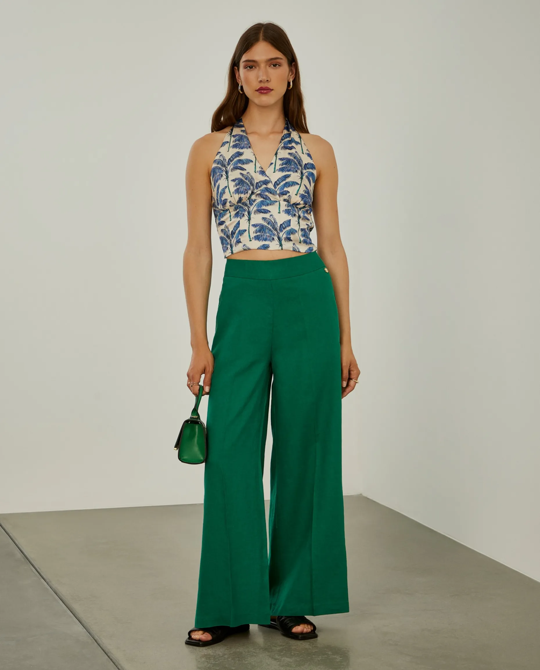 Calças pantalona em linho